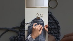 Как вставить не разъёмные кольца в вязаную сумку