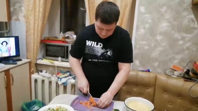 Новогодний Оливье с лососем и муссом зелёного горошка
