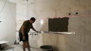 Широкоформатный керамогранит для фартука кухни. Укладка, вырезка под розетки, держатель для лазера.