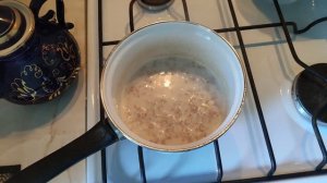 Овсяная каша на воде с добавлением сгущенного молока и изюма