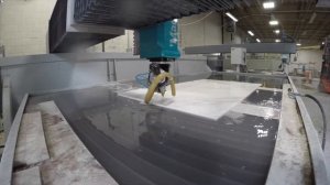 Гидроабразивная резка камня на станке Flow Mach 200 Pivot+