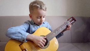 Едет едет паровоз. Ребенок играет на гитаре в 6 лет