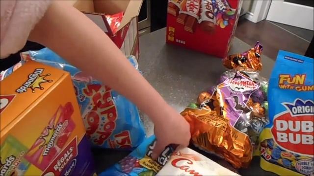 ВЫРЕЗАЕМ ТЫКВУ/СОРТИРУЕМ КОНФЕТКИ смотреть онлайн