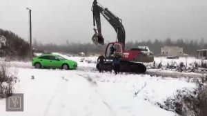 Экскаватор ломает машину..Водила в гневе!