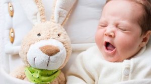 Почему новорожденный не спит? Дневной и ночной сон ребенка.