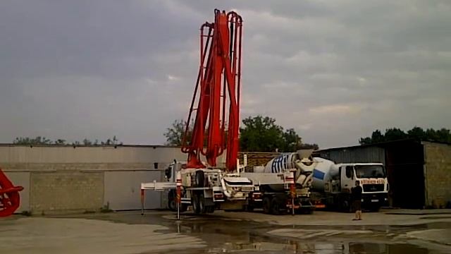 Бетононасос KCP 42 метра. Стрела бетононасоса в работе.