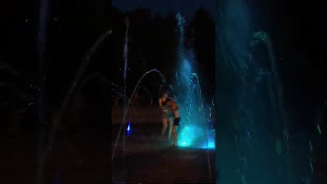 Дети открыли сезон для купания в фонтане