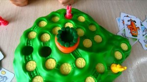 LenMaksKids играют в настольную игру Веселые кролики. Кому достанется морковка?