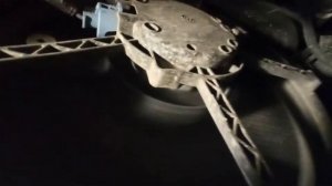 Люфт подшипника вентилятора охлаждения при работающем и выключенном двигателе (вид снизу).mp4