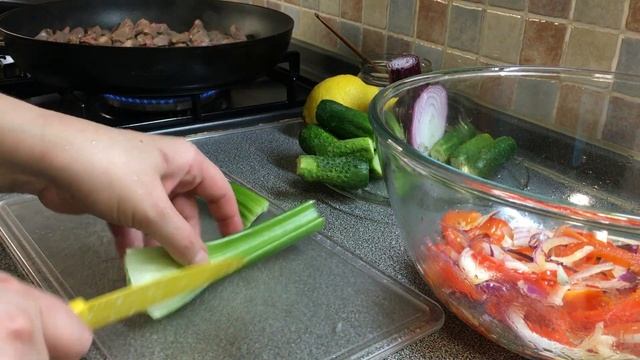 САЛАТ С КУРИНЫМИ СЕРДЦАМИ И ОВОЩАМИ!