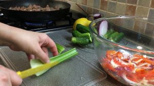 САЛАТ С КУРИНЫМИ СЕРДЦАМИ И ОВОЩАМИ!