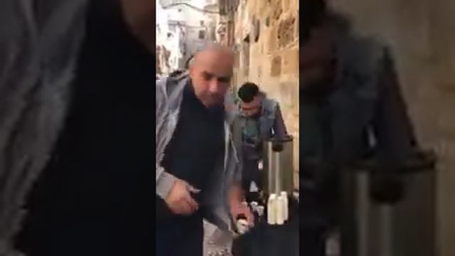 Бу йигит Масжидул-Ақсо ёнида бепул кофе тарқатяпти ва Расулуллоҳ соллаллоҳу алайҳи ва салламга сала смотреть онлайн