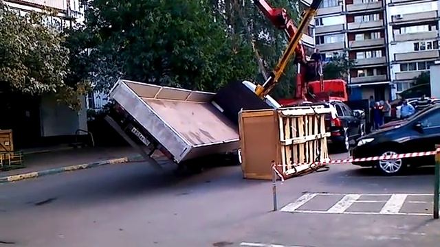 Кран манипулятор упал на бок.