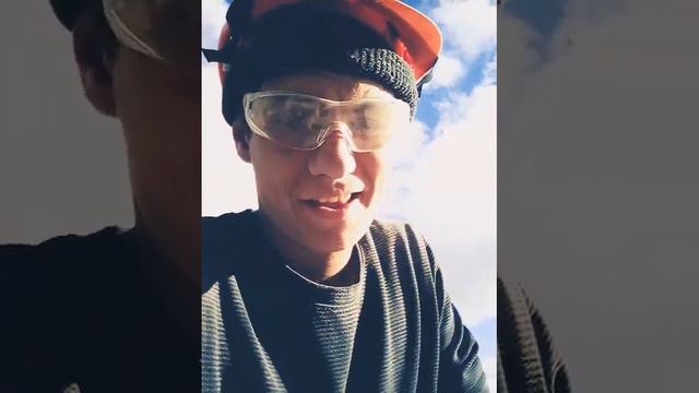 когда играет крутой трек по радио))) смотреть онлайн