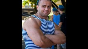 Почему мужчины в США постоянно носят футболку под рубашкой