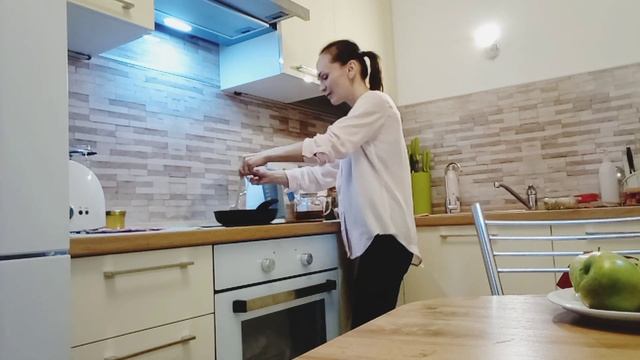 Домохозяйка готовит завтрак ☺ смотреть онлайн