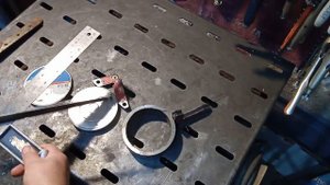 Как найти центр круга или разделить трубу на две равных части.