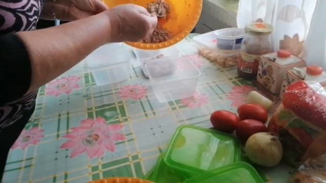 Как прожить на минималку пенсионерам))Варю холодец)) смотреть онлайн