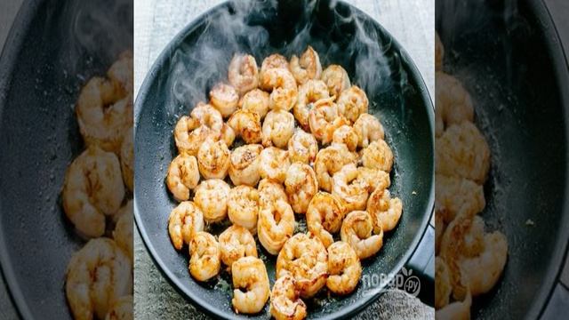 Салат из авокадо с креветками и зеленью