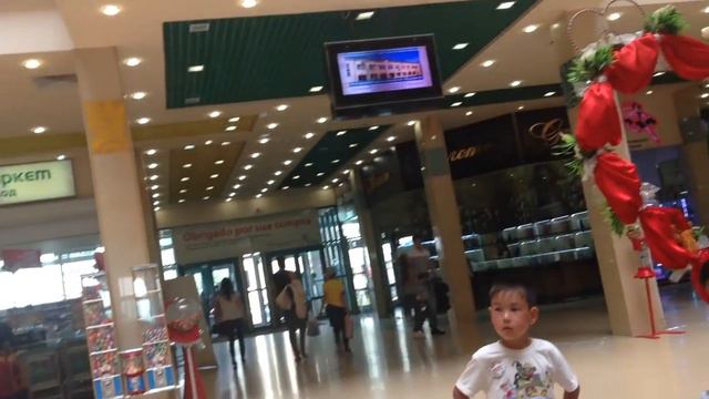 В супермаркете Рио/Дети открывают Киндеры смотреть онлайн