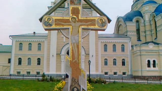 Поклонный крест  возле  Тихоновой пустыни