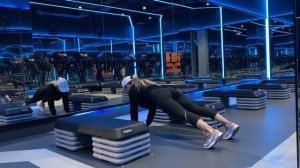 Планка на прямых руках с касанием плеча поочередно