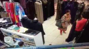 Молодой вор крадет деньги из магазина в Дубае