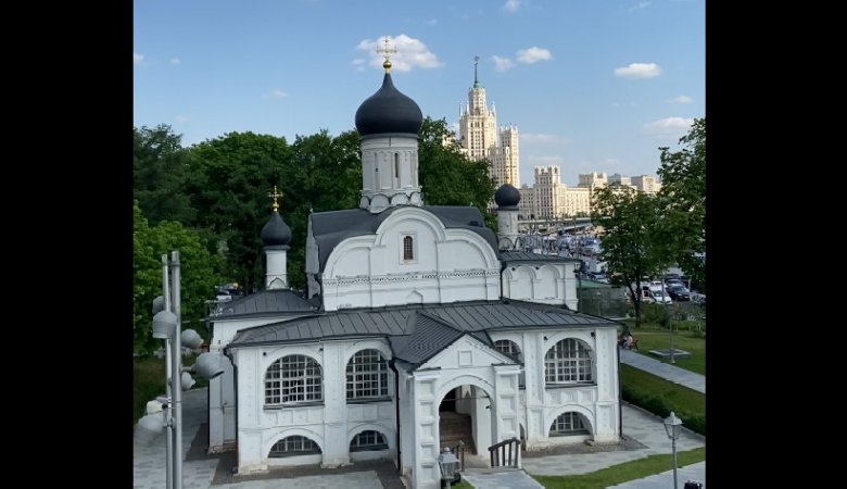 Москва, парк "Зарядье". Конец весны. Парящий мост. Церковь Зачатия Святой Анны.