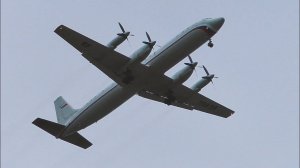 Ил-18 пролетел  на 3-х двигателях. Полет самолетов на малой высоте над городом. Вид из окна.