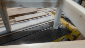 Небольшая хитрость , шлифую ножки чтобы стул не качался