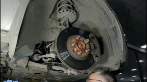 Замена передней стойки стабилизатора на автомобиле Ford Galaxy