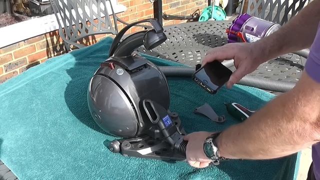 Dyson DC39 not sucking? Check this video. What has my wife been doing?? смотреть онлайн