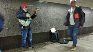 Уличный музыкант поёт Виктора Цоя "Звезда по имени Солнце"