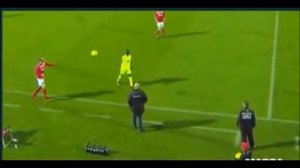 Crack de entrenador.  Increible control de balón de Peter Sorensen del Silkerborg de Dinamarca