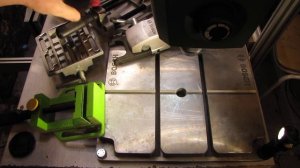 Прикрепить 2-х координатный столик/тиски к сверлильному станку/ стойке для дрели.