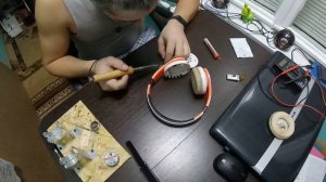 замена батареи в беспроводных наушниках