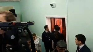 Толпы людей заполнили суд в день вынесения приговора Бишимбаеву