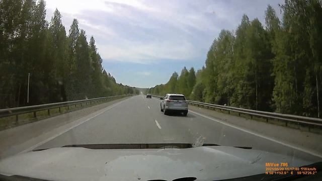 За это можно лишиться водительских "прав" (59-я секунда). Благо судья оказалась Мудрая и Порядочная смотреть онлайн