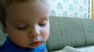 Ребёнок спит сидя