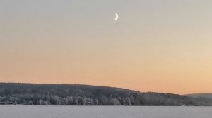 Вечер на берегу замёрзшего пруда.