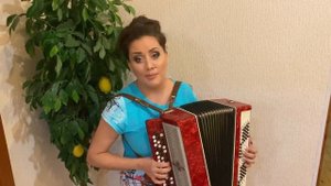 Виновата ли я ?! Татарская певица Чэчкэ красиво исполняет русскую народную песню на баяне.