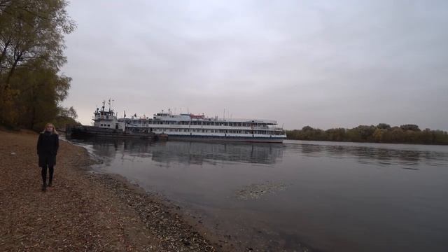 Теплоход "Бородино" получил пробоину и сел на мель( смотреть онлайн