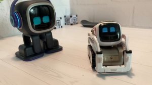 Робот EMO знакомится с Cozmo! _ EMO Robot meets Cozmo!.mp4