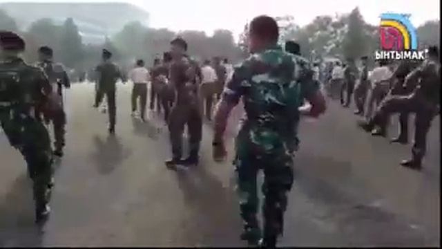 Солдаты танцуют