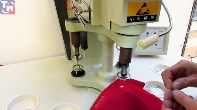 Установка кнопок, заклёпок на одежду на клепальном прессе Juck JK-818E-3 смотреть онлайн