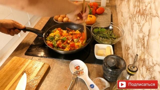 Три разных способов приготовления яичницы с помидорами.Fried eggswith tomatos, scrambled eggs,omele