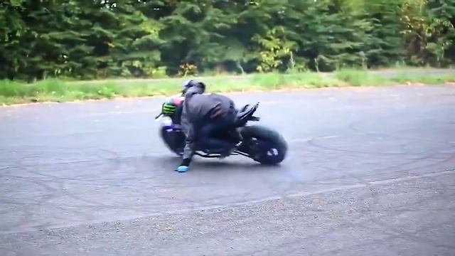 Жжет резину и выписывает неплохие трюки на моцыке. смотреть до конца !!!
