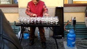 Потрясающая игра на стаканах. Игра на бокалах с водой. Прага. Это супер, мастерство. Prague.
