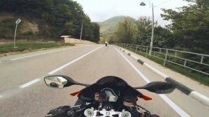 Очень быстрая езда на мотоцикле по опасным дорогам Сочи.mp4.mp4