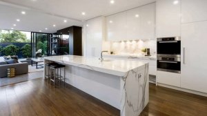 Современные и классические кухни с островом.